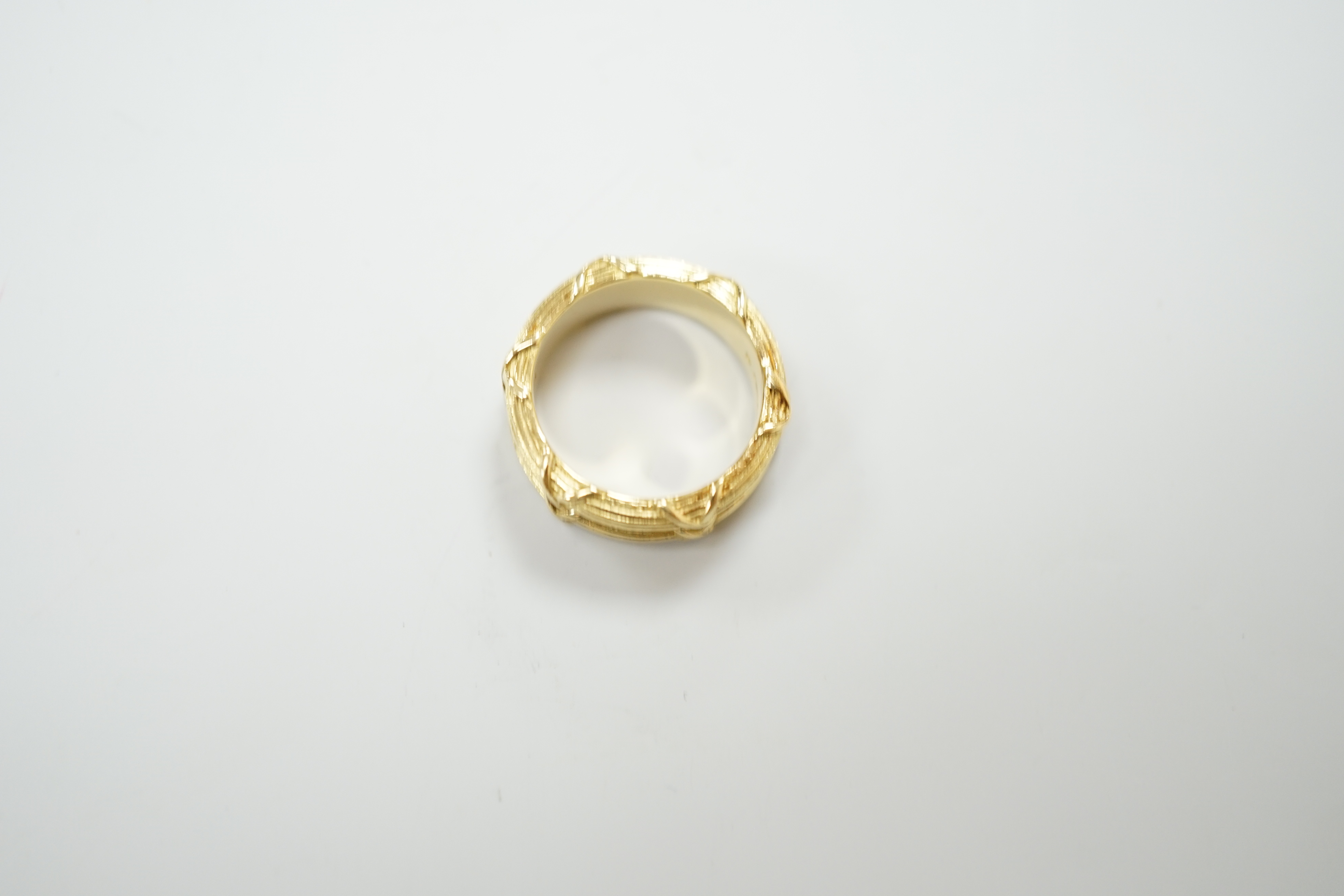 A Theo Fennell 18ct gold ring with two ribbon tied reeded bands, hallmarked for 2001, size M, 9.8 grams